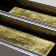 Gold Edges Higher as Traders Weigh Mixed US Data, Rate Outlook